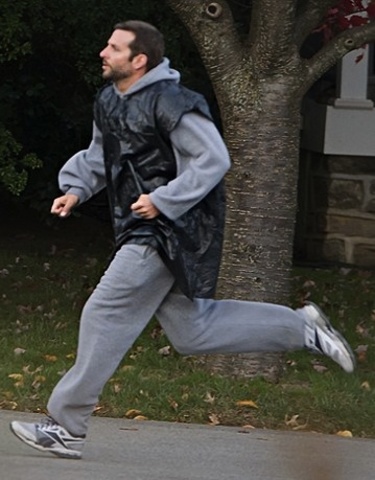 Pluma corrió y cayó por un agujero