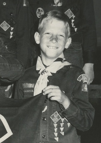 Орта мектепті оқиды.