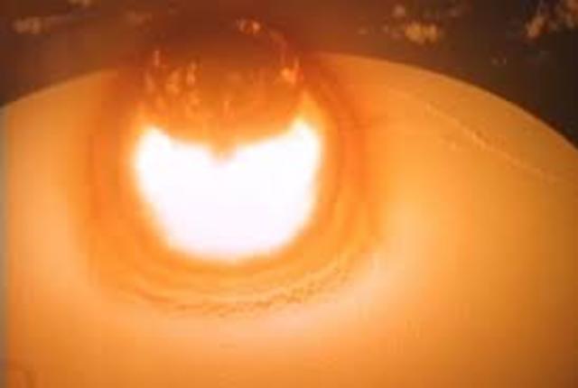 ESTADOS UNIDOS DETONA SU PRIMERA BOMBA ATOMICA