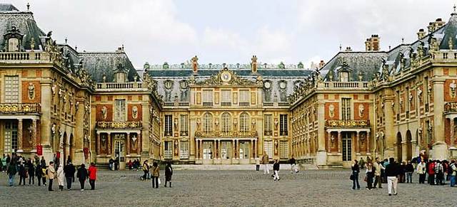 Louis XIV moves to the Château of Versaille