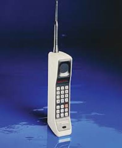 1979 Se inventó el teléfono celular.