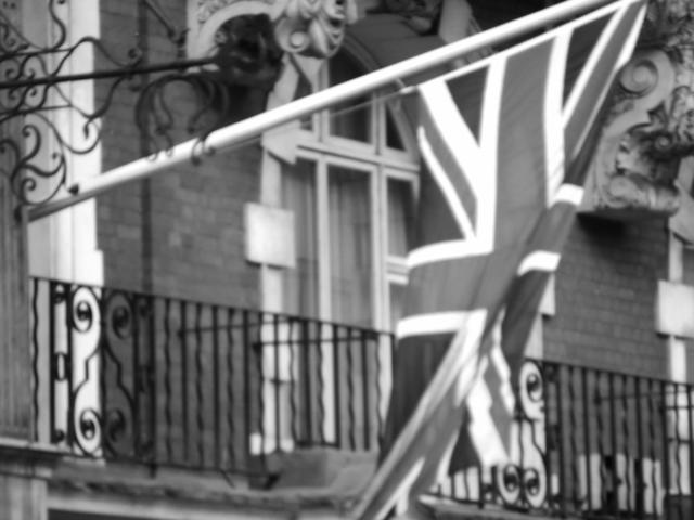 Regresa a Inglaterra.