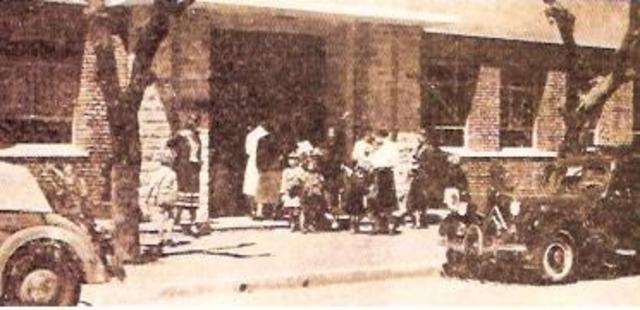 Delante de la Escuela del Norte