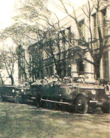 Delante del colegio en la calle J. Hernández.