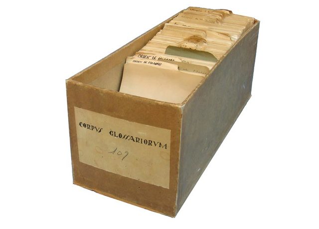 cuyas herramientas manuales básicas eran los libros de registro, las carpetas, archivadores, cajas y estanterías