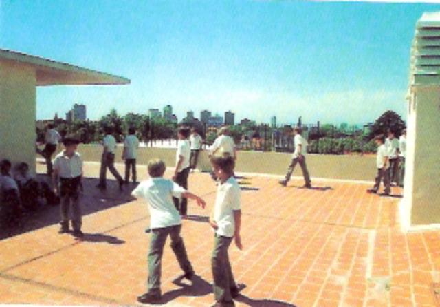 Jugando en la terraza del edificio de Muñiz.