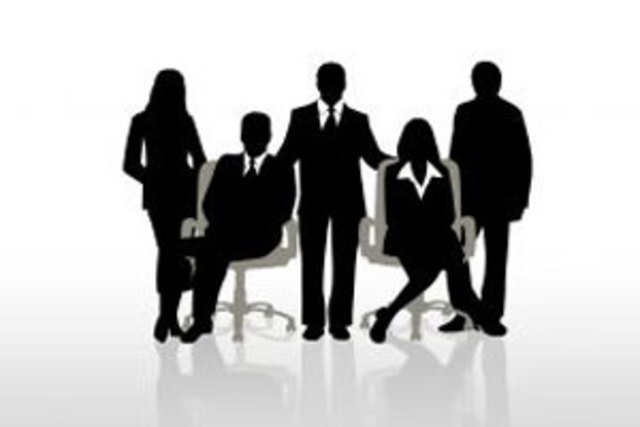 hombres y mujeres trabajan