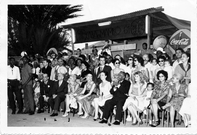 Le carnaval à Saint-Pierre, place Bertin. Quelques personnalités dont Mr Robinel, président du conseil général assiste au défilé des chars.