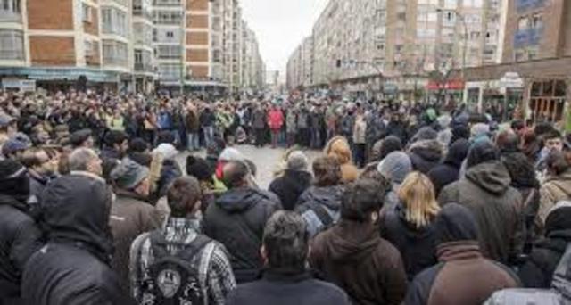 Los vecinos se rebelan contra el proyecto urbanístico impiendo el trabajo de los obreros. La policía disuelve la concentración tras 22h, se producen actos vandálicos.