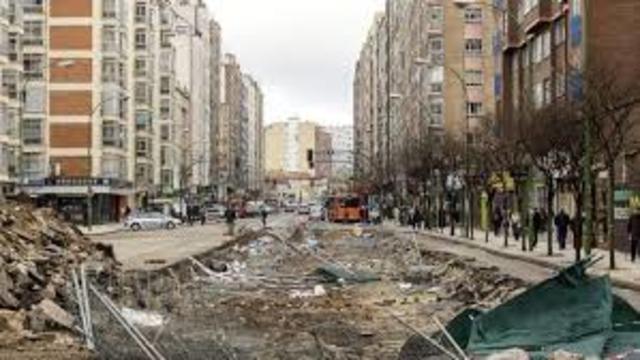 Por la mañana se reanudan las obras. Por la tarde se producen manifestaciones en contra.
