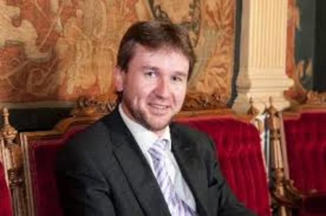 Refuerzo policial. Por la tarde se suspenden las obras pero los vecinos no abandonan la protesta. Se vuelve a pedir la dimisión de Lacalle