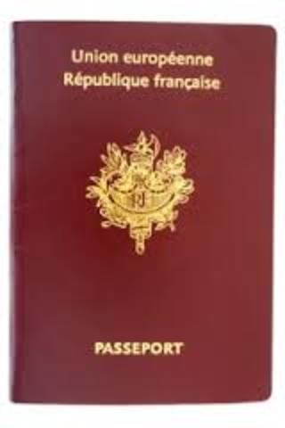 J'obtiens un faux passeport sous le nom d' Arthur Roy.