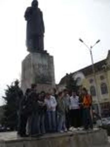 En 2003 finalizo  de cursar la primaria en oradea y me muda a hungria para seguir con los studios