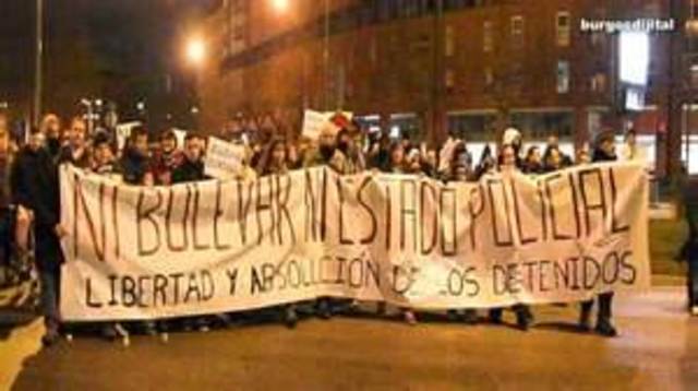 Por la tarde se produjo una manifestación de más de 1000 personas desde la zona de obras hasta la comisaría de policía nacional para pedir la libertad de los detenidos