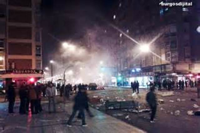 Fue convocada por los vecinos de Gamonal una sentada a partir de las 06:30 para impedir el avance de las máquinas. Exigen "la inmediata" dimisión de Javier Lacalle