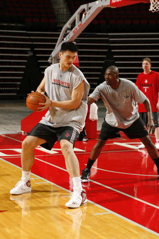 Hakeem teaches Yao Ming