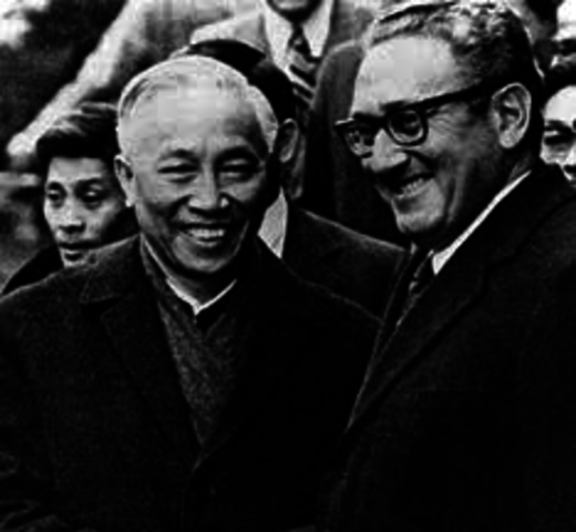 Politics: Kissinger and Le Duc Tho Receive Nobel Peace Prize