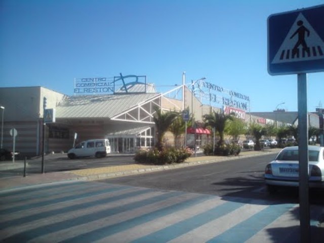 Inauguración del Centro Comercial El Restón.