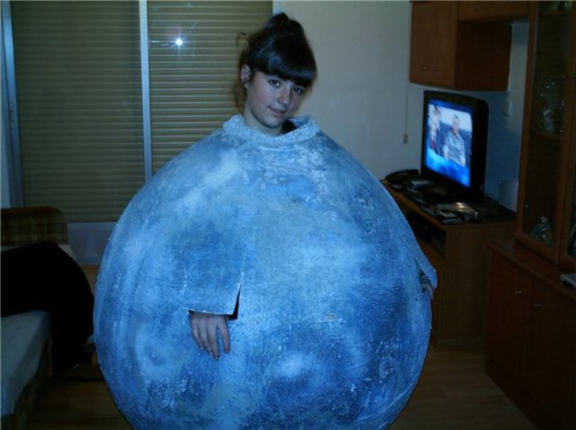 En carnaveles disfrazada de la Luna.