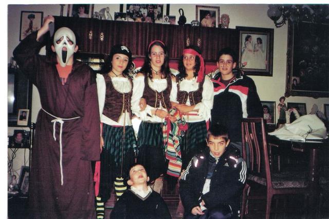 En carnavales disfrazada de pirata.