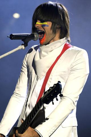 Челка и разноцветные полоски на лице стали частью его музыкальной жизни