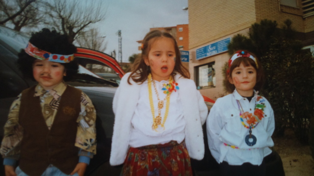 En carnavales disfrazada de hippie.