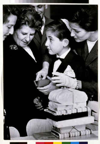 Friedrich feiert seinen Bar Mizwah (Mündigkeit); er wurde 13 Jahre alt.