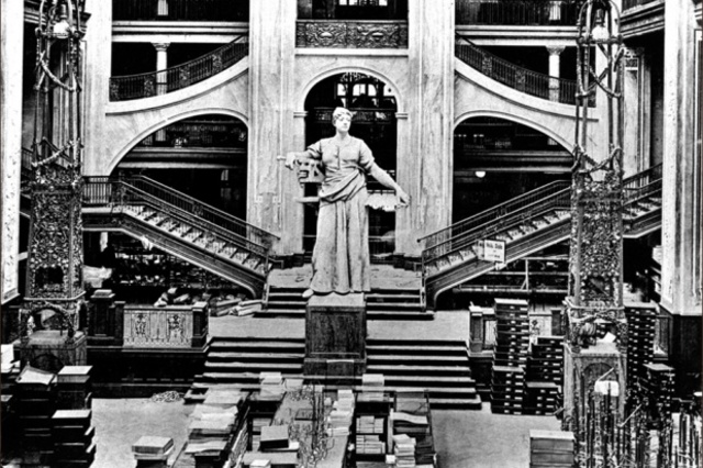 Herr Schneider beim Kaufhaus