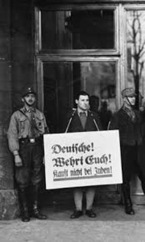 Mann mit dem Pappschild