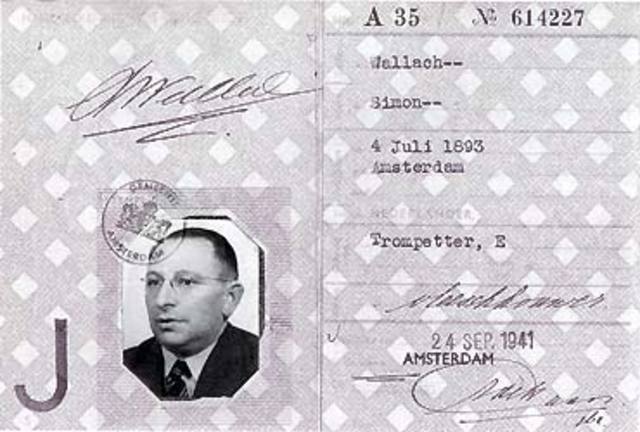 De paspoorten van Duitse Joden worden voorzien van een "J" van Jood.