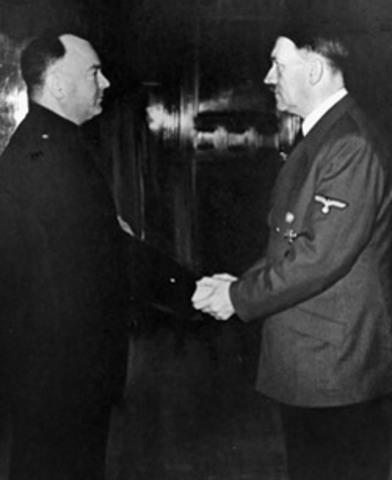 'Leider van Nederland' gaat naar Adolf Hitler in Berlijn, het Jodenprobleem is in Nederland opgelost.