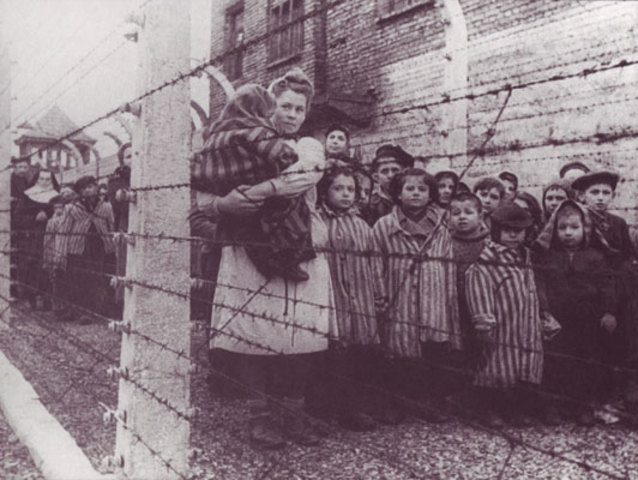 Sovjettroepen bevrijden Auschwitz.