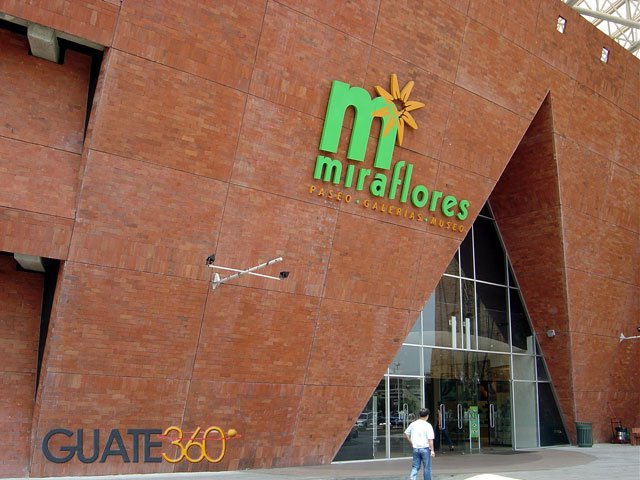 Apertura de Centro Comercial Miraflores