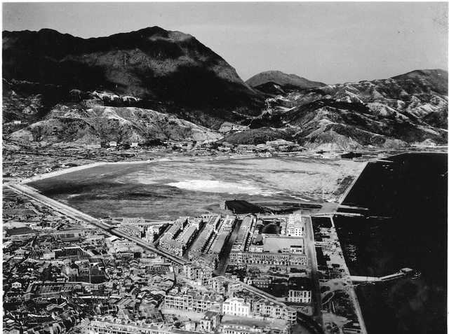 36 Japanese ﬁghters attack Kai Tak airﬁeld and units of the Japanese 23rd cross the Sham Chun Shan river