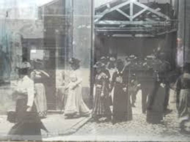 The Lumiere Brothers invent the Cinematographe.