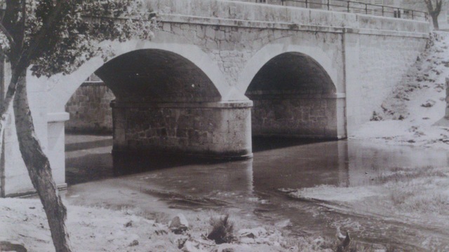 Puente del río por Calle Real