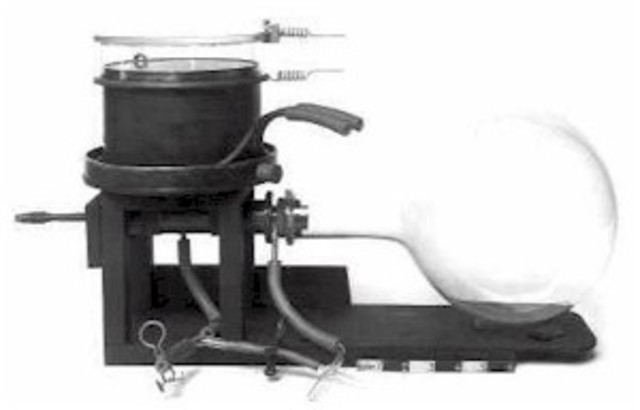 Прибор фотографирования траектории заряженных частиц