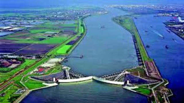 The dutch flood the Spaniards out of Leiden