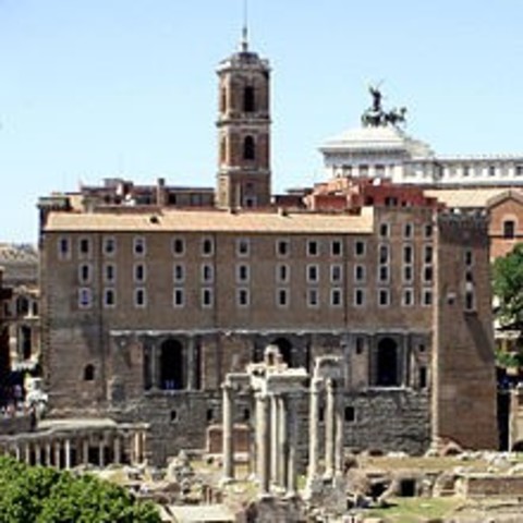 SE ENCUENTRA EL ARCHIVO ARERARIUM Y EL TABULARIUM EN LA CIUDAD DE ROMA