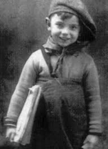 Nace en Oviedo, Asturias