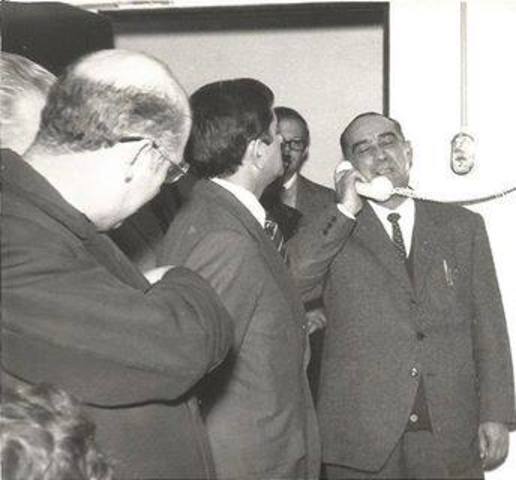 El primer teléfono que llega al pueblo