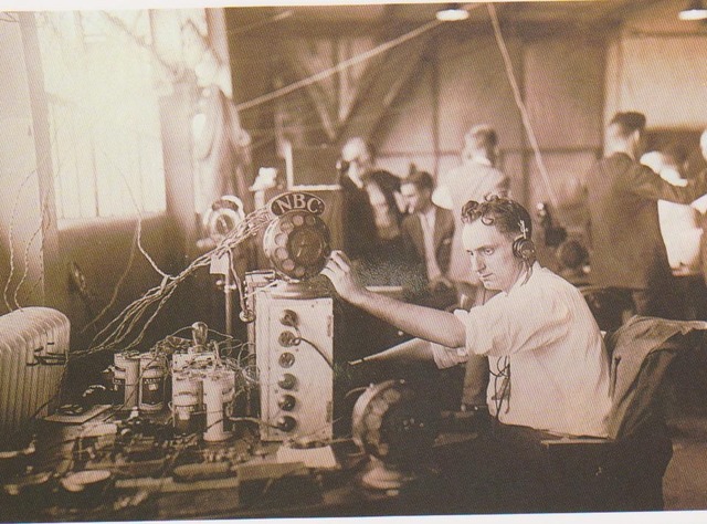 Primeras estaciones de radio en México (estaciones fueron privadas y de orientación comercial) y Alemania (acciones y regulación del gobierno).