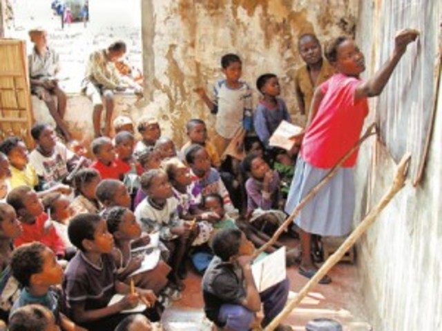 La radio podría ser el medio ideal para llegar a una población mayoritariamente analfabeta que, constituía alrededor de 60% de los habitantes.