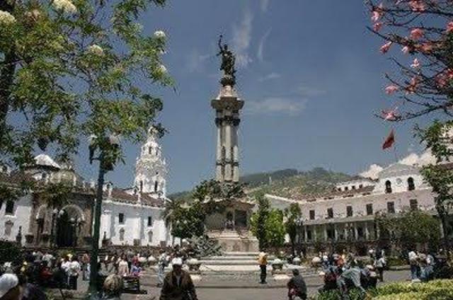 Fundación de juntas o gobiernos criollos.