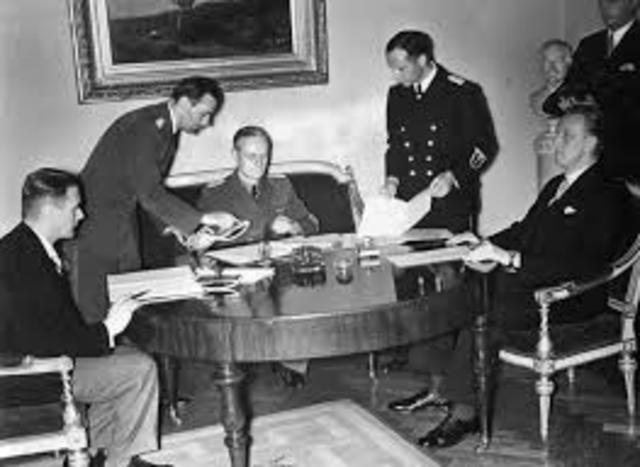 German & Soviet Union sign nonaggression pact