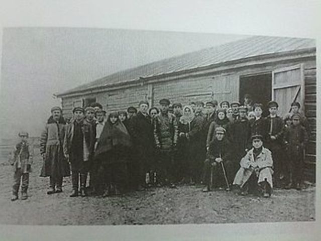 22-летний Андрей Платонов, как ведущий инженер, в самом центре. Открытие электрической станции в совхозе «Рогачёвка»