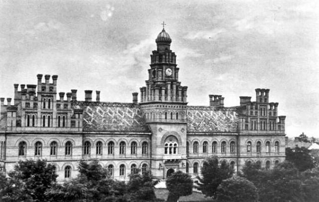 Закінчила філологічний факультет Чернівецького університету