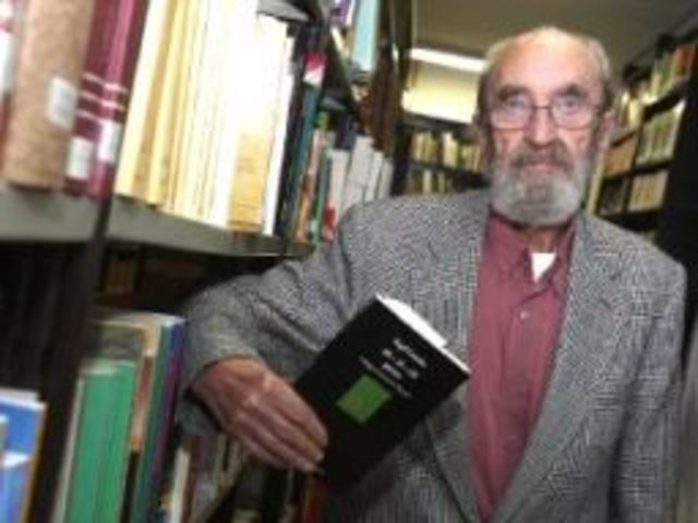 Obtiene el Premio Antonio Machado.