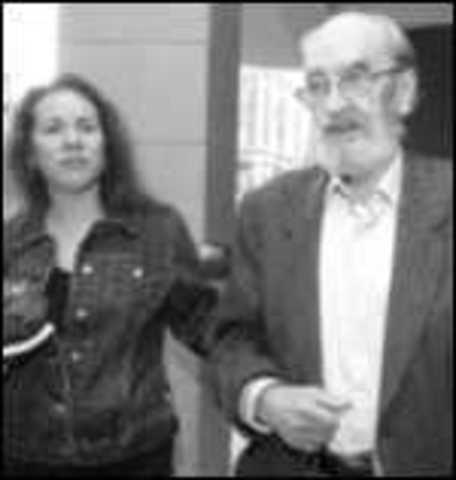 Se casa con Susana Rivera. El poeta se jubila como profesor de la Universidad de Nuevo México. Sigue residiendo en Estados Unidos pero las visitas a España cada vez son más reiteradas.