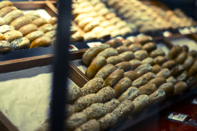 Bagel-making Hits Retail Shops